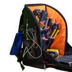 Mochila Profesional para Herramientas / 27 Bolsillos / Acceso Rápido y Estación de Trabajo / Base Moldeada Ancha / Interior Naranja / USB-C / Soporte para Lámpara - Image 9